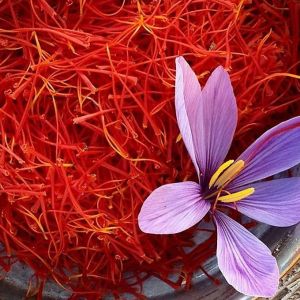 در چه مواردی خوردن زعفران می‌تواند برای افراد مضر باشد؟